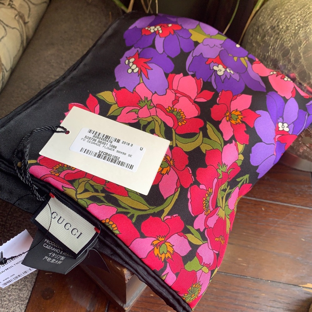 ⛔️SOLD⛔️Authentic GUCCI 34" Square Silk scarf - Picture 5 of 6